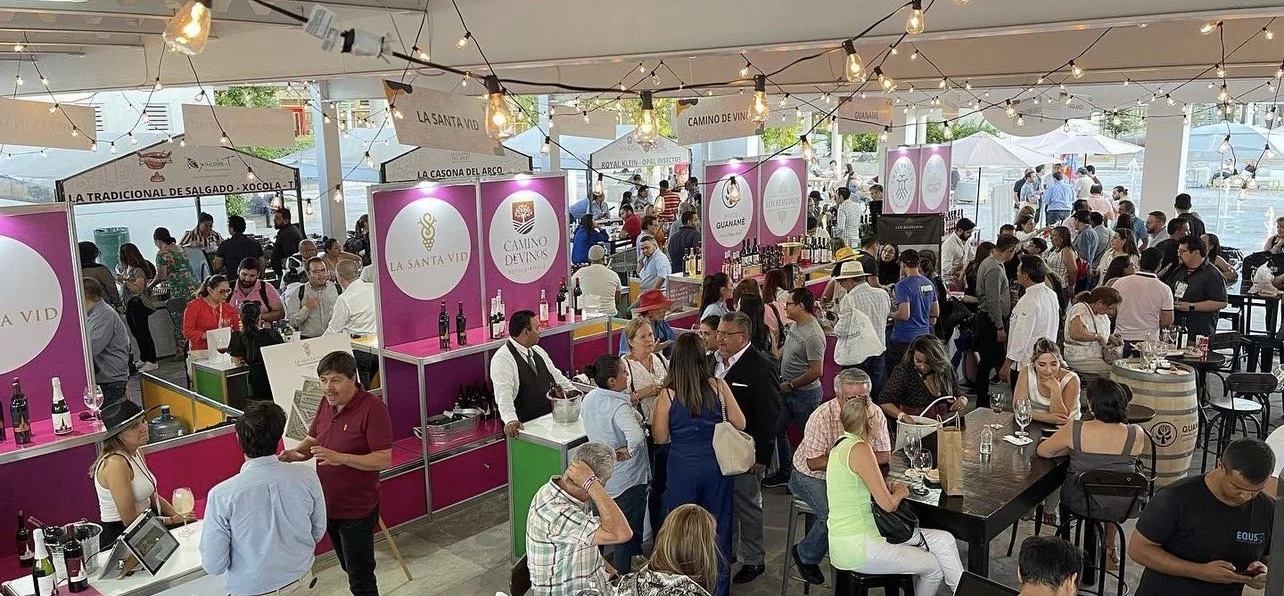 Exhibitors and attendees at the Vive el Vino fair during the congress